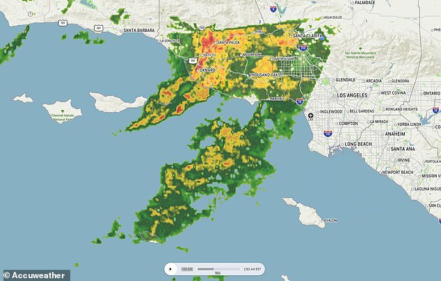 Bản đồ thời tiết cho thấy cơn bão, đi qua bờ biển California vào cuối buổi tối