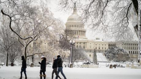 Washington, DC, chứng kiến ​​tuyết kỷ lục khi hệ thống bão di chuyển khắp miền Đông