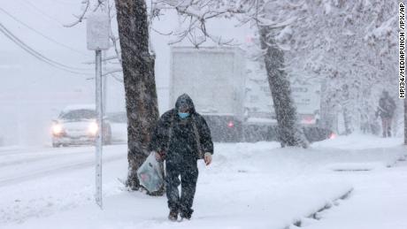 Một người đi bộ dọc theo vỉa hè ở Alexandria, Virginia, khi một cơn bão tuyết mùa đông đổ bộ vào khu vực hôm thứ Hai.