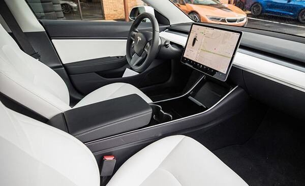 Nội thất bên trong xe Tesla Model 3 tiện nghi